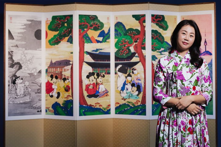 [남원=뉴시스] 일러스트레이터 흑요석 작가와 그가 그린 '춘향화첩'. *재판매 및 DB 금지