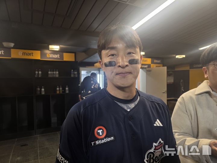 [인천=뉴시스] 김희준 기자 = 프로야구 두산 베어스의 손아섭이 14일 인천 SSG랜더스필드에서 벌어진 2026 신한 쏠 KBO리그 SSG 랜더스와의 경기를 마친 뒤 취재진과 인터뷰를 하고 있다. 2026.04.14jinxijun@newsis.com