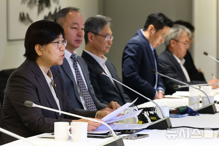 [서울=뉴시스] 황준선 기자 = 정은경 보건복지부 장관이 14일 오전 서울 중구 달개비에서 열린 중동전쟁 대응 제3차 보건의약단체 회의에서 발언하고 있다. 2026.04.14. hwang@newsis.com