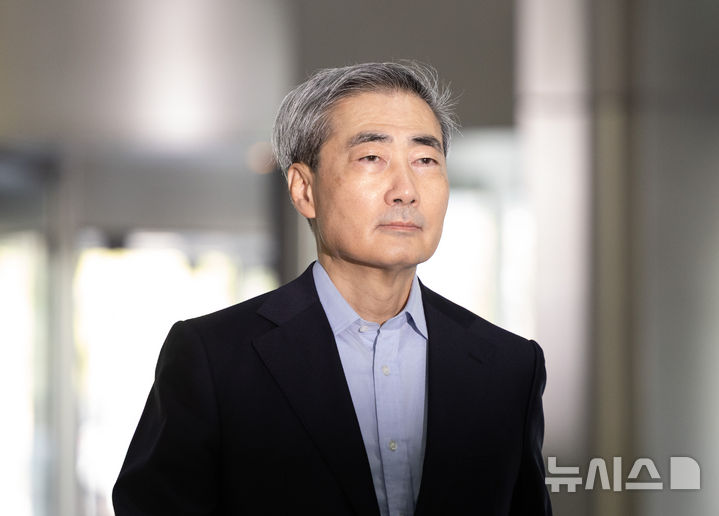 [서울=뉴시스] 황준선 기자 = 신현송 한국은행 총재 후보자가 지난 14일 오전 서울 중구 한화금융플라자에 마련된 인사 청문회 준비 사무실로 출근하고 있다. 2026.04.14. hwang@newsis.com