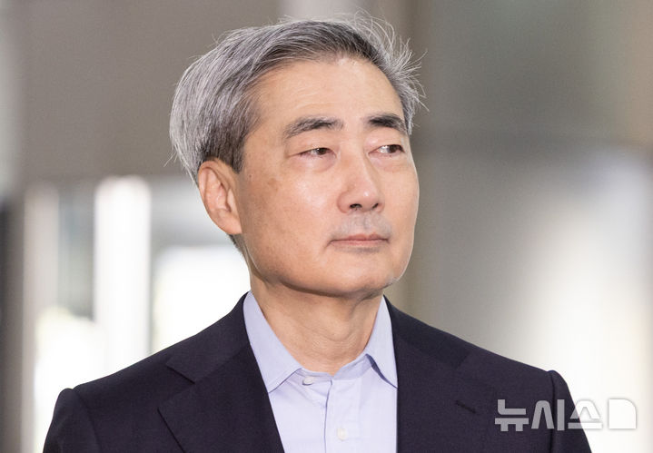 [서울=뉴시스] 황준선 기자 = 신현송 한국은행 총재 후보자가 14일 오전 서울 중구 한화금융플라자에 마련된 인사 청문회 준비 사무실로 출근하고 있다. 2026.04.14. hwang@newsis.com