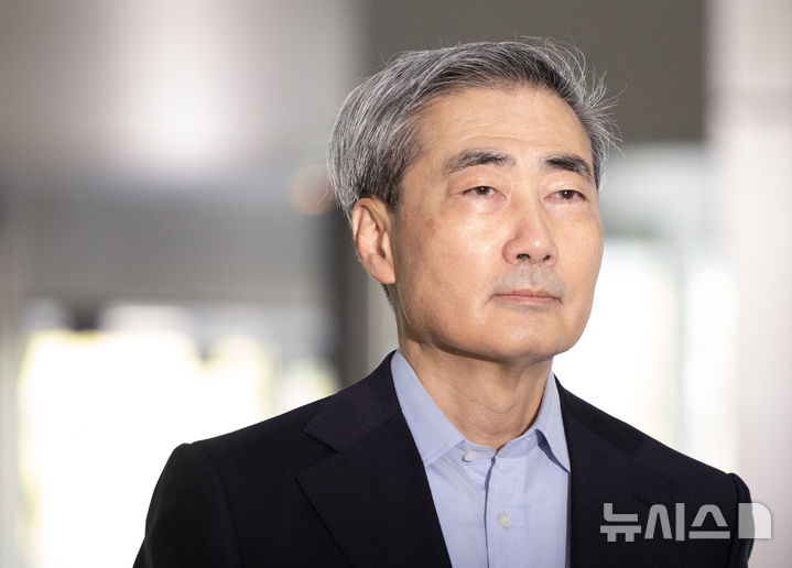 [서울=뉴시스] 황준선 기자 = 신현송 한국은행 총재 후보자가 14일 오전 서울 중구 한화금융플라자에 마련된 인사 청문회 준비 사무실로 출근하고 있다. 2026.04.14. hwang@newsis.com