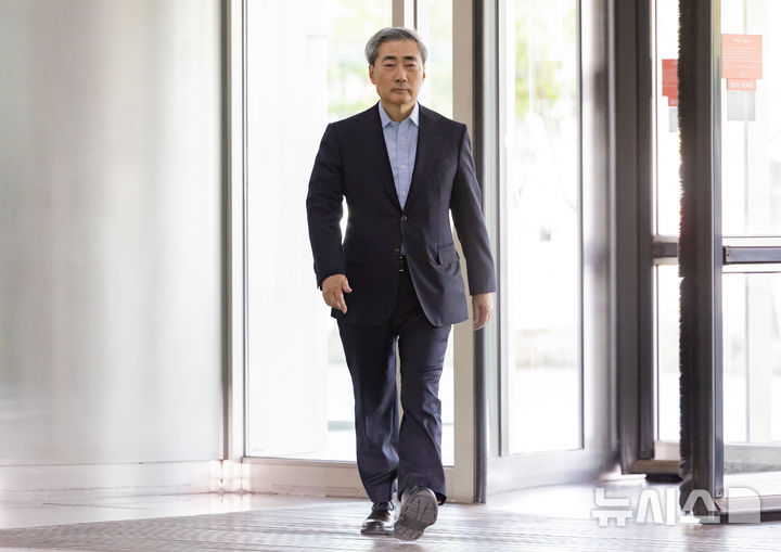 [서울=뉴시스] 황준선 기자 = 신현송 한국은행 총재 후보자가 14일 오전 서울 중구 한화금융플라자에 마련된 인사 청문회 준비 사무실로 출근하고 있다. 2026.04.14. hwang@newsis.com