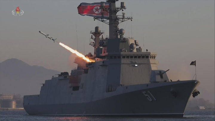 [서울=뉴시스] 북한 조선중앙TV는 김정은 국무위원장 참관하에 5000t급 신형 구축함 최현호에서 전략순항미사일과 반함선(대함)미사일을 시험발사 했다고 14일 보도했다. (사진=조선중앙TV 캡처) 2026.04.14. photo@newsis.com *재판매 및 DB 금지