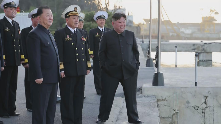 [서울=뉴시스] 북한 조선중앙TV는 김정은 국무위원장 참관하에 5000t급 신형 구축함 최현호에서 전략순항미사일과 반함선(대함)미사일을 시험발사 했다고 14일 보도했다. (사진=조선중앙TV 캡처) 2026.04.14. photo@newsis.com *재판매 및 DB 금지