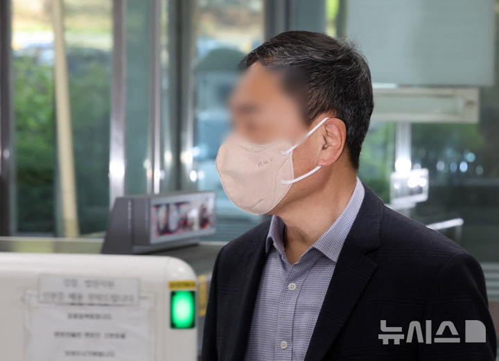 [서울=뉴시스] 배훈식 기자 = 10조원대 전분 및 당류(전분당) 담합 의혹을 받는 대상 대표 임모씨가 14일 오전 서울 서초구 서울중앙지방법원에서 열린 공정거래법 위반 혐의에 대한 구속 전 피의자 심문(영장실질심사)에 출석하고 있다. 2026.04.14. dahora83@newsis.com