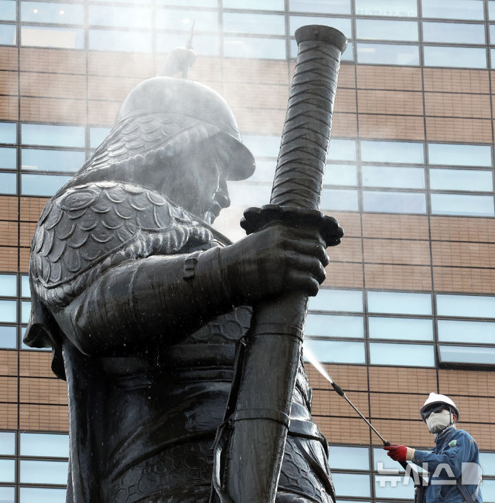 [서울=뉴시스] 최진석 기자 = 완연한 봄날씨를 보이고 있는 14일 오전 서울 종로구 광화문광장에서 서울시 관계자들이 이순신 장군 동상을 세척하고 있다. 2026.04.14. myjs@newsis.com