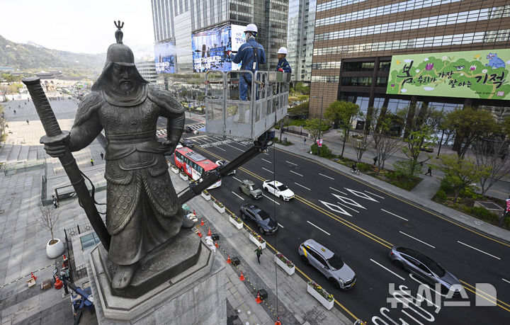[서울=뉴시스] 최진석 기자 = 완연한 봄날씨를 보이고 있는 14일 오전 서울 종로구 광화문광장에서 서울시 관계자들이 이순신 장군 동상을 세척하고 있다. (공동취재) 2026.04.14. myjs@newsis.com