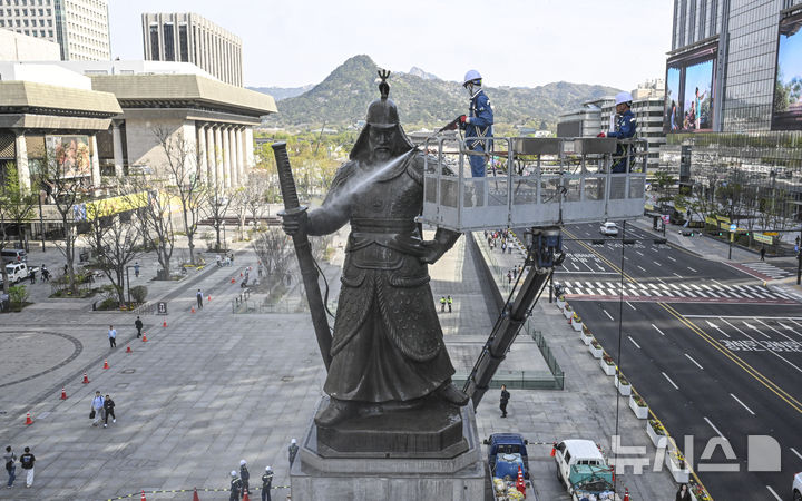 [서울=뉴시스] 최진석 기자 = 완연한 봄날씨를 보이고 있는 14일 오전 서울 종로구 광화문광장에서 서울시 관계자들이 이순신 장군 동상을 세척하고 있다. (공동취재) 2026.04.14. myjs@newsis.com