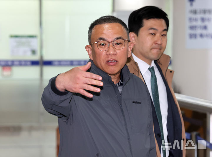 [서울=뉴시스] 배훈식 기자 = 재판부는 박 전 장관에게 국헌문란 목적과 위법성 인식이 있었다고 판단하는 과정에서 정치브로커 명태균씨의 '공천개입 의혹' 사건도 언급했다. 사진은 명씨가 지난 4월 14일 오전 서울 서초구 서울중앙지방법원에서 열린 정치자금법 위반 혐의 공판에 출석하며 취재진에게 손짓하는 모습. 2026.06.23. dahora83@newsis.com