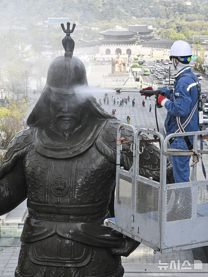 [서울=뉴시스] 최진석 기자 = 완연한 봄날씨를 보이고 있는 14일 오전 서울 종로구 광화문광장에서 서울시 관계자들이 이순신 장군 동상을 세척하고 있다. (공동취재) 2026.04.14. myjs@newsis.com