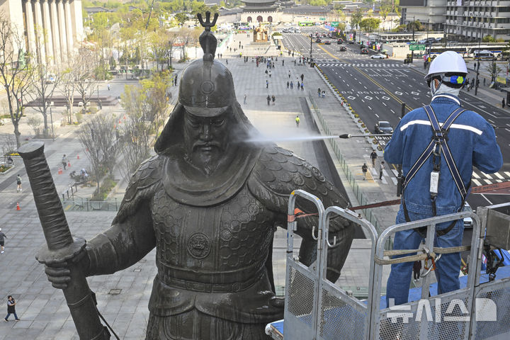 [서울=뉴시스] 최진석 기자 = 완연한 봄날씨를 보이고 있는 14일 오전 서울 종로구 광화문광장에서 서울시 관계자들이 이순신 장군 동상을 세척하고 있다. (공동취재) 2026.04.14. myjs@newsis.com