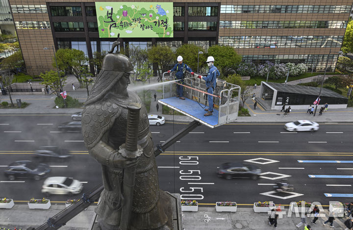 [서울=뉴시스] 최진석 기자 = 완연한 봄날씨를 보이고 있는 14일 오전 서울 종로구 광화문광장에서 서울시 관계자들이 이순신 장군 동상을 세척하고 있다. (공동취재) 2026.04.14. myjs@newsis.com