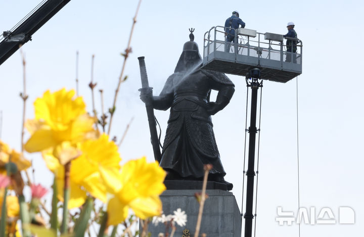 [서울=뉴시스] 최진석 기자 = 완연한 봄날씨를 보이고 있는 14일 오전 서울 종로구 광화문광장에서 서울시 관계자들이 이순신 장군 동상을 세척하고 있다. 2026.04.14. myjs@newsis.com