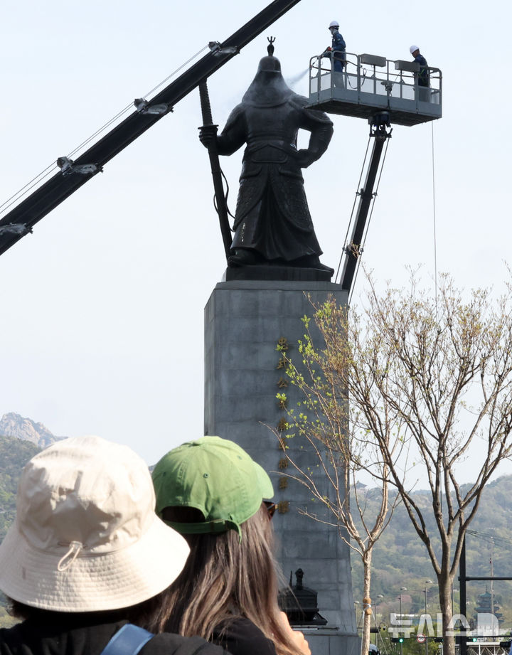 [서울=뉴시스] 최진석 기자 = 완연한 봄날씨를 보이고 있는 14일 오전 서울 종로구 광화문광장에서 서울시 관계자들이 이순신 장군 동상을 세척하고 있다. 2026.04.14. myjs@newsis.com