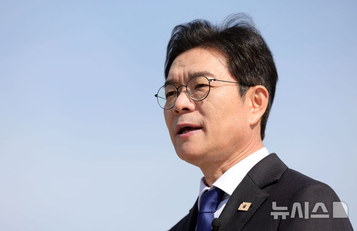 [서울=뉴시스] 홍효식 기자 = 정원오 더불어민주당 서울시장 후보가 14일 오전 서울 용산구 국립중앙박물관 호수 앞에서 여덟 번째 공약으로 문화·관광 분야를 발표하고 있다. 2026.04.14. yesphoto@newsis.com