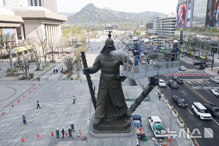 [서울=뉴시스] 최진석 기자 = 해머로 광화문광장 이순신 장군 동상을 부수려 한 남성이 경찰에 붙잡혔다. 사진은 지난달 14일 서울 종로구 광화문광장에서 서울시 관계자들이 이순신 장군 동상을 세척하고 있는 모습. (공동취재) 2026.05.07. myjs@newsis.com