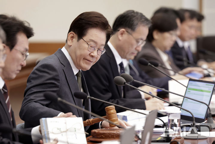 [서울=뉴시스] 최동준 기자 = 이재명 대통령이 14일 청와대에서 열린 국무회의 겸 비상경제점검회의에서 의사봉을 두드리고 있다. 2026.04.14. photocdj@newsis.com