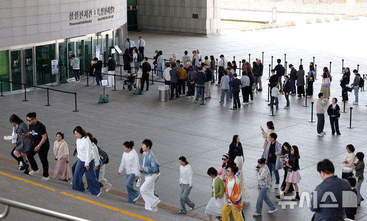 [서울=뉴시스] 홍효식 기자 = 서울 용산구 국립중앙박물관을 찾은 관람객들이 입장을 기다리고 있다. 2026.04.14. yesphoto@newsis.com