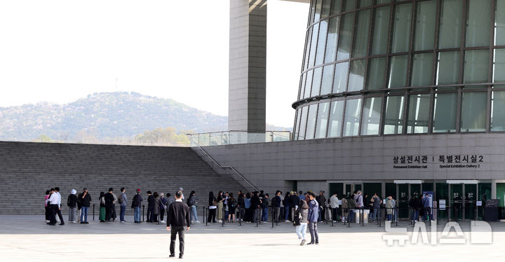 [서울=뉴시스] 홍효식 기자 = 국립중앙박물관의 지난 1분기 전체 관람객 수가 202만3888명으로 전년 동기 대비 44.8% 증가한 가운데 14일 오전 서울 용산구 국립중앙박물관을 찾은 관람객들이 입장을 기다리고 있다. 2026.04.14. yesphoto@newsis.com