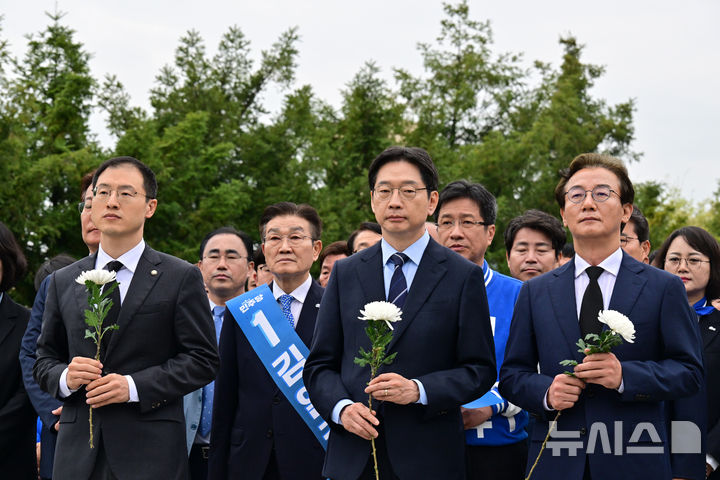 [김해=뉴시스] 차용현 기자 = 14일 오전 더불어민주당 부울경(부산·울산·경남) 광역지자체장 선거 후보가 경남 김해시 진영읍 봉하마을 고 노무현 전 대통령 묘역을 찾아 참배하고 있다. 사진은 왼쪽부터 김상욱 울산시장 후보, 김경수 경남지사 후보, 전재수 부산시장 후보 등이다. 2026.04.14. con@newsis.com