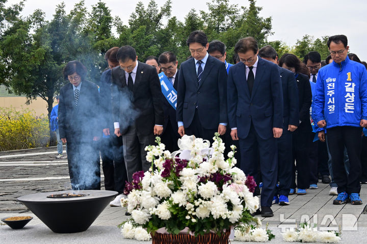 [김해=뉴시스] 차용현 기자 = 14일 오전 더불어민주당 부울경(부산·울산·경남) 광역지자체장 선거 후보가 경남 김해시 진영읍 봉하마을 고 노무현 전 대통령 묘역을 찾아 참배하고 있다. 사진은 왼쪽부터 김상욱 울산시장 후보, 김경수 경남지사 후보, 전재수 부산시장 후보 등이다. 2026.04.14. con@newsis.com