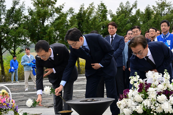 [김해=뉴시스] 차용현 기자 = 14일 오전 더불어민주당 부울경(부산·울산·경남) 광역지자체장 선거 후보가 경남 김해시 진영읍 봉하마을 고 노무현 전 대통령 묘역을 찾아 참배하고 있다. 사진은 왼쪽부터 김상욱 울산시장 후보, 김경수 경남지사 후보, 전재수 부산시장 후보 등이다. 2026.04.14. con@newsis.com
