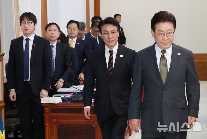 [서울=뉴시스] 최동준 기자 = 이재명 대통령이 14일 청와대에서 열린 국무회의 겸 비상경제점검회의에 입장하고 있다. 2026.04.14. photocdj@newsis.com