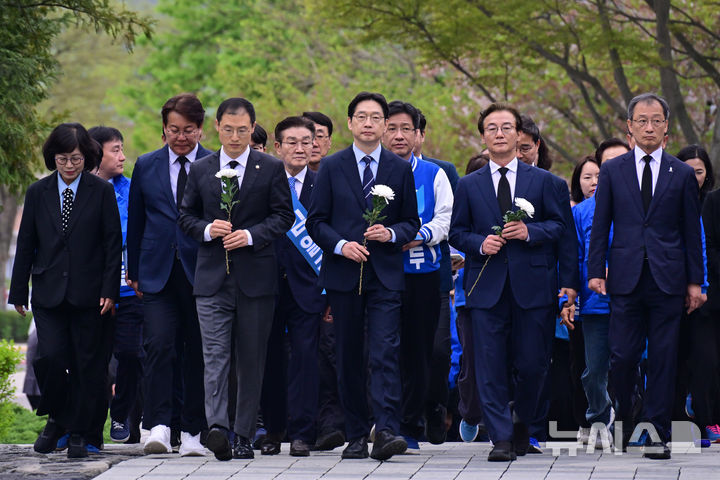 [김해=뉴시스] 차용현 기자 = 14일 오전 더불어민주당 부울경(부산·울산·경남) 광역지자체장 선거 후보가 경남 김해시 진영읍 봉하마을 고 노무현 전 대통령 묘역을 찾아 참배하고 있다. 사진은 왼쪽부터 김상욱 울산시장 후보, 김경수 경남지사 후보, 전재수 부산시장 후보 등이다. 2026.04.14. con@newsis.com