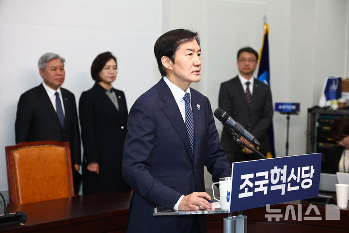 [서울=뉴시스] 김명년 기자 = 조국 조국혁신당 대표가 14일 오전 서울 여의도 국회에서 경기 평택을 국회의원 재보궐 선거 출마선언을 하고 있다. 2026.04.14. kmn@newsis.com