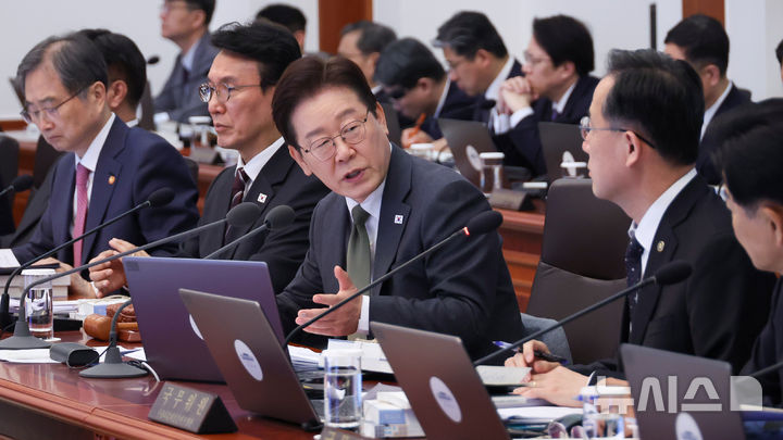 [서울=뉴시스] 최동준 기자 = 이재명 대통령이 14일 청와대에서 열린 국무회의 겸 비상경제점검회의에서 이형일 재정경제부 제1차관에게 질의하고 있다. 2026.04.14. photocdj@newsis.com
