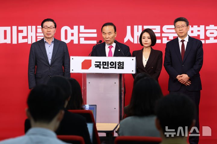 [서울=뉴시스] 황준선 기자 = 박덕흠 국민의힘 공천관리위원장이 14일 서울 여의도 국민의힘 당사에서 경상북도지사 후보 발표를 하고 있다. 2026.04.14. hwang@newsis.com