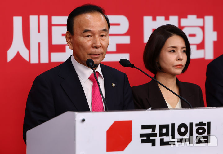[서울=뉴시스] 황준선 기자 = 박덕흠 국민의힘 공천관리위원장이 14일 서울 여의도 국민의힘 당사에서 경상북도지사 후보 발표를 하고 있다. 2026.04.14. hwang@newsis.com