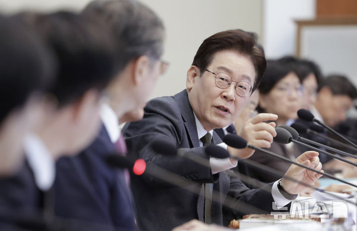 [서울=뉴시스] 최동준 기자 = 이재명 대통령이 14일 청와대에서 열린 국무회의 겸 비상경제점검회의에서 발언하고 있다. 2026.04.14. photocdj@newsis.com