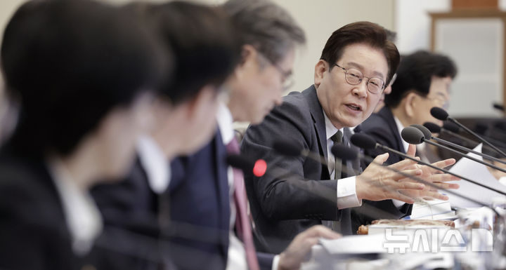 [서울=뉴시스] 최동준 기자 = 이재명 대통령이 14일 청와대에서 열린 국무회의 겸 비상경제점검회의에서 발언하고 있다. 2026.04.14. photocdj@newsis.com