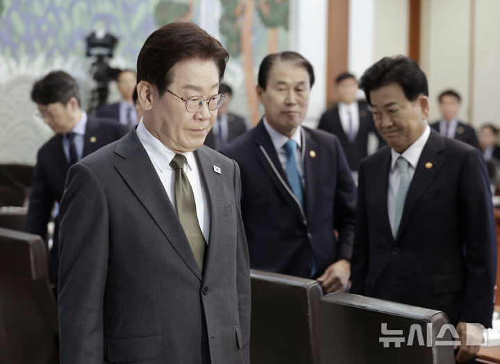 [서울=뉴시스] 최동준 기자 = 이재명 대통령이 14일 청와대에서 열린 국무회의 겸 비상경제점검회의에 입장하고 있다. 2026.04.14. photocdj@newsis.com