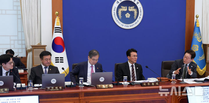 [서울=뉴시스] 최동준 기자 = 이재명 대통령이 14일 청와대에서 열린 국무회의 겸 비상경제점검회의에서 발언하고 있다. 2026.04.14. photocdj@newsis.com