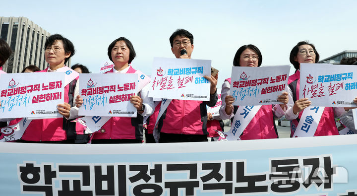 [서울=뉴시스] 최진석 기자 = 민태호(가운데) 전국학교비정규직노동조합 위원장이 4월 14일 서울 광화문 광장에서 열린 민주노총 서비스연맹 전국학교 비정규직노동조합의 학교비정규직노동자 6.3선거 요구안 및 47명 출마 선언 기자회견에서 발언하고 있다. 2026.04.14. myjs@newsis.com **기사 내용과 직접 관련 없습니다**