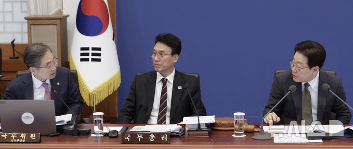 [서울=뉴시스] 최동준 기자 = 이재명 대통령이 14일 청와대에서 열린 국무회의 겸 비상경제점검회의에서 조현 외교부 장관에게 질의하고 있다. 2026.04.14. photocdj@newsis.com