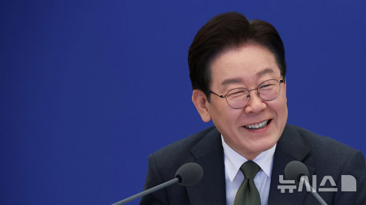 [서울=뉴시스] 최동준 기자 = 이재명 대통령이 14일 청와대에서 열린 국무회의 겸 비상경제점검회의에서 발언하고 있다. 2026.04.14. photocdj@newsis.com