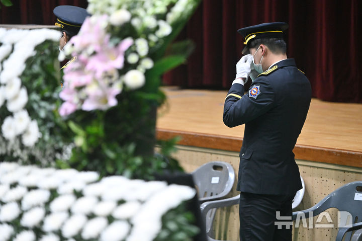 [완도=뉴시스] 이영주 기자 = 14일 오전 전남 완도군농어민문화체육센터에서 열린 고(故) 박승원(44) 소방경과 고 노태영(30) 소방교의 영결식에서 고인의 영현을 운구한 동료가 눈물을 훔치고 있다. 2026.04.14. leeyj2578@newsis.com