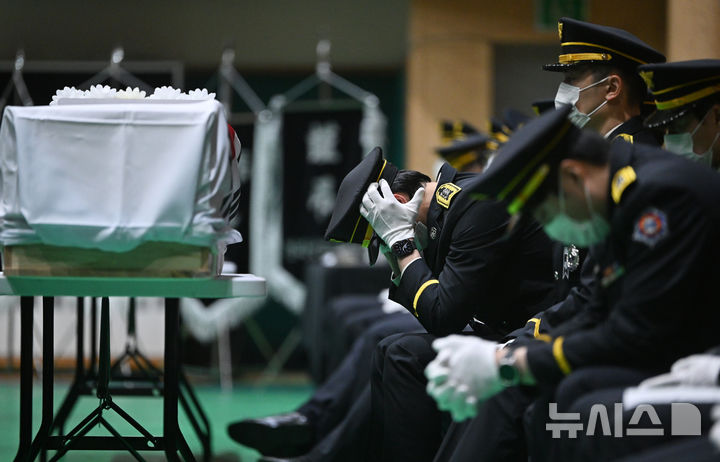 [완도=뉴시스] 이영주 기자 = 14일 오전 전남 완도군농어민문화체육센터에서 열린 고(故) 박승원(44) 소방경과 고 노태영(30) 소방교의 영결식에서 고인의 영현을 운구한 한 소방관 동료가 괴로워하고 있다. 2026.04.14. leeyj2578@newsis.com