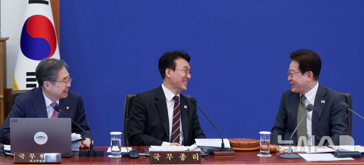 [서울=뉴시스] 최동준 기자 = 이재명 대통령이 14일 청와대에서 열린 국무회의 겸 비상경제점검회의에서 발언하며 웃고 있다.&nbsp; 왼쪽부터 조현 외교부 장관, 김민석 국무총리, 이 대통령. 2026.04.14. photocdj@newsis.com