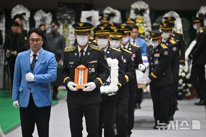 [완도=뉴시스] 이영주 기자 = 14일 오전 전남 완도군농어민문화체육센터에서 고(故) 박승원(44) 소방경과 고 노태영(30) 소방교의 영현 운구 행렬이 영결식을 마치고 빠져나가고 있다. 2026.04.14. leeyj2578@newsis.com