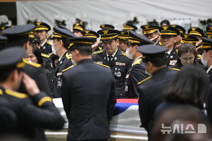 [완도=뉴시스] 이영주 기자 = 14일 오전 전남 완도군농어민문화체육센터에서 고(故) 박승원(44) 소방경과 고 노태영(30) 소방교의 영현 운구 행렬을 향해 동료들이 거수경례하고 있다. 2026.04.14. leeyj2578@newsis.com
