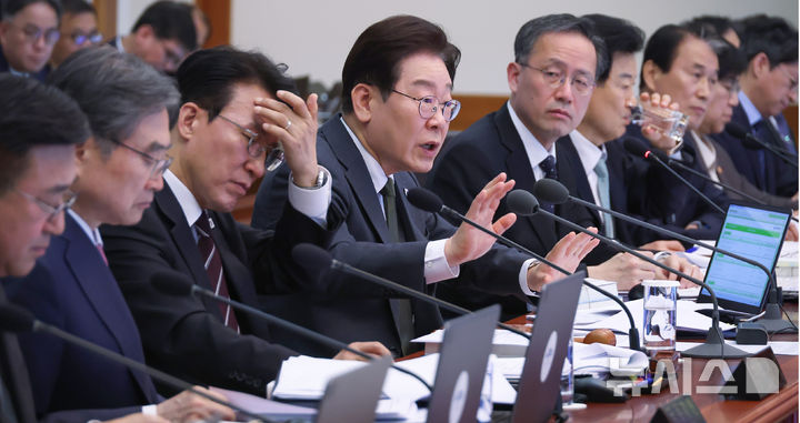 [서울=뉴시스] 최동준 기자 = 이재명 대통령이 14일 청와대에서 열린 국무회의 겸 비상경제점검회의에서 발언하고 있다. 2026.04.14. photocdj@newsis.com