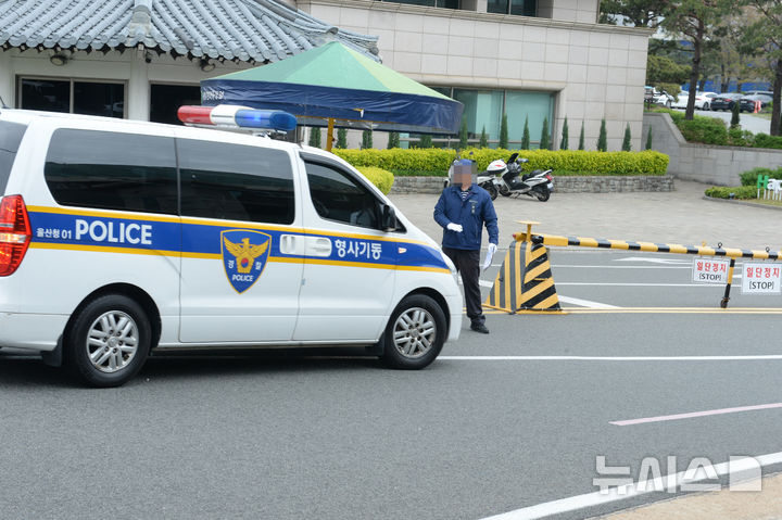 [울산=뉴시스] 배병수 기자 = 지난 9일 울산 동구 HD현대중공업 해군 잠수함 화재사고로 1명이 사망한 가운데 경찰 관계자들이 14일 현장감식을 위해 HD현대중공업 정문을 통과하고 있다. 2026.04.14. bbs@newsis.com.