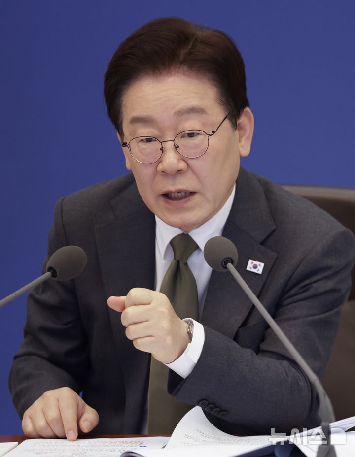 [서울=뉴시스] 최동준 기자 = 이재명 대통령이 14일 청와대에서 열린 국무회의 겸 비상경제점검회의에서 발언하고 있다. 2026.04.14. photocdj@newsis.com