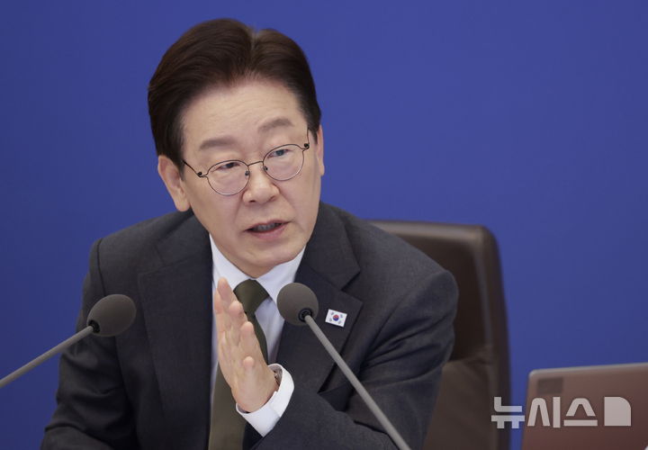 [서울=뉴시스] 최동준 기자 = 이재명 대통령이 14일 청와대에서 열린 국무회의 겸 비상경제점검회의에서 발언하고 있다. 2026.04.14. photocdj@newsis.com