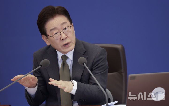 [서울=뉴시스] 최동준 기자 = 이재명 대통령이 14일 청와대에서 열린 국무회의 겸 비상경제점검회의에서 발언하고 있다. 2026.04.14. photocdj@newsis.com